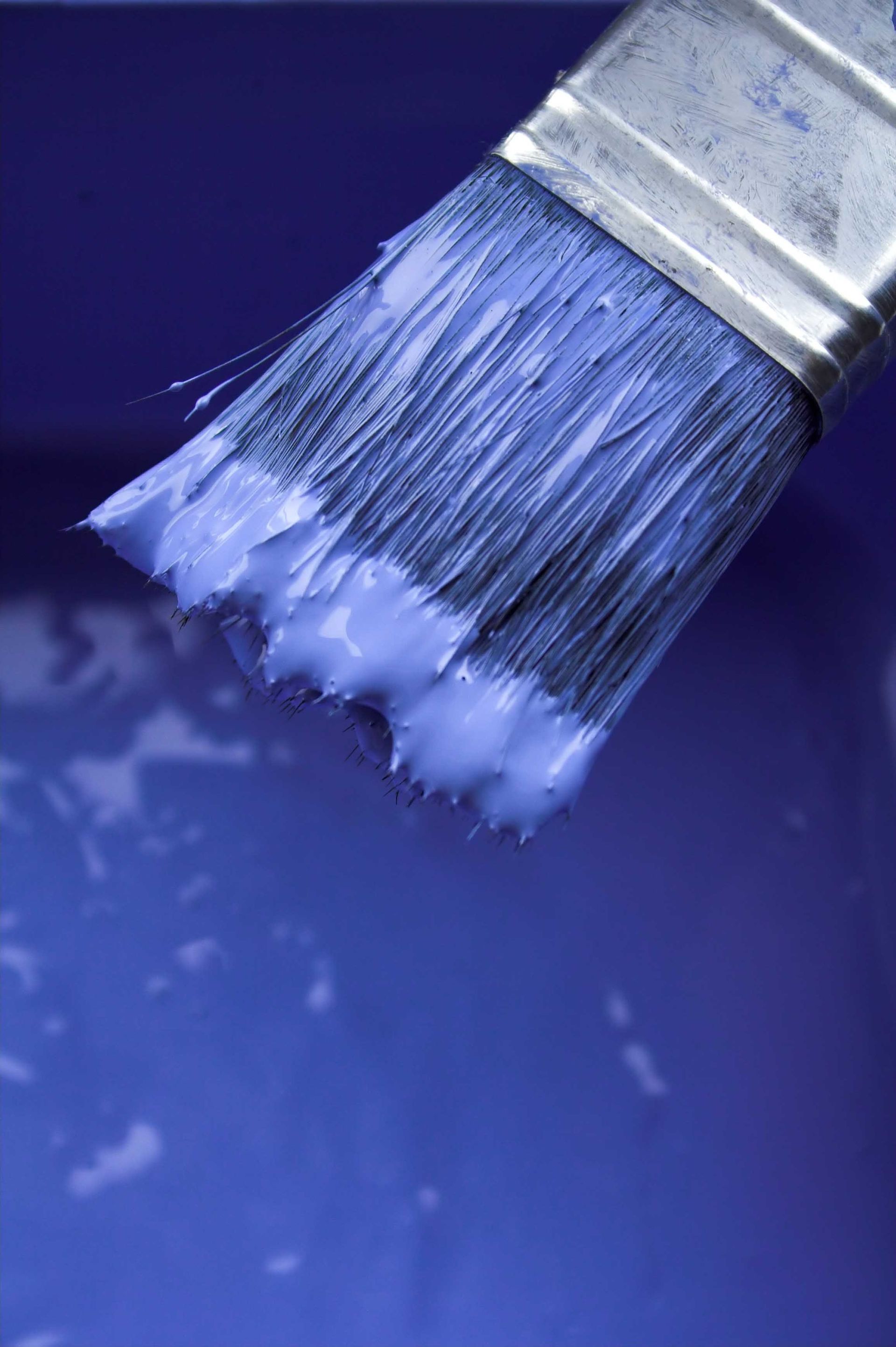 Peinture bleue sur un pinceau