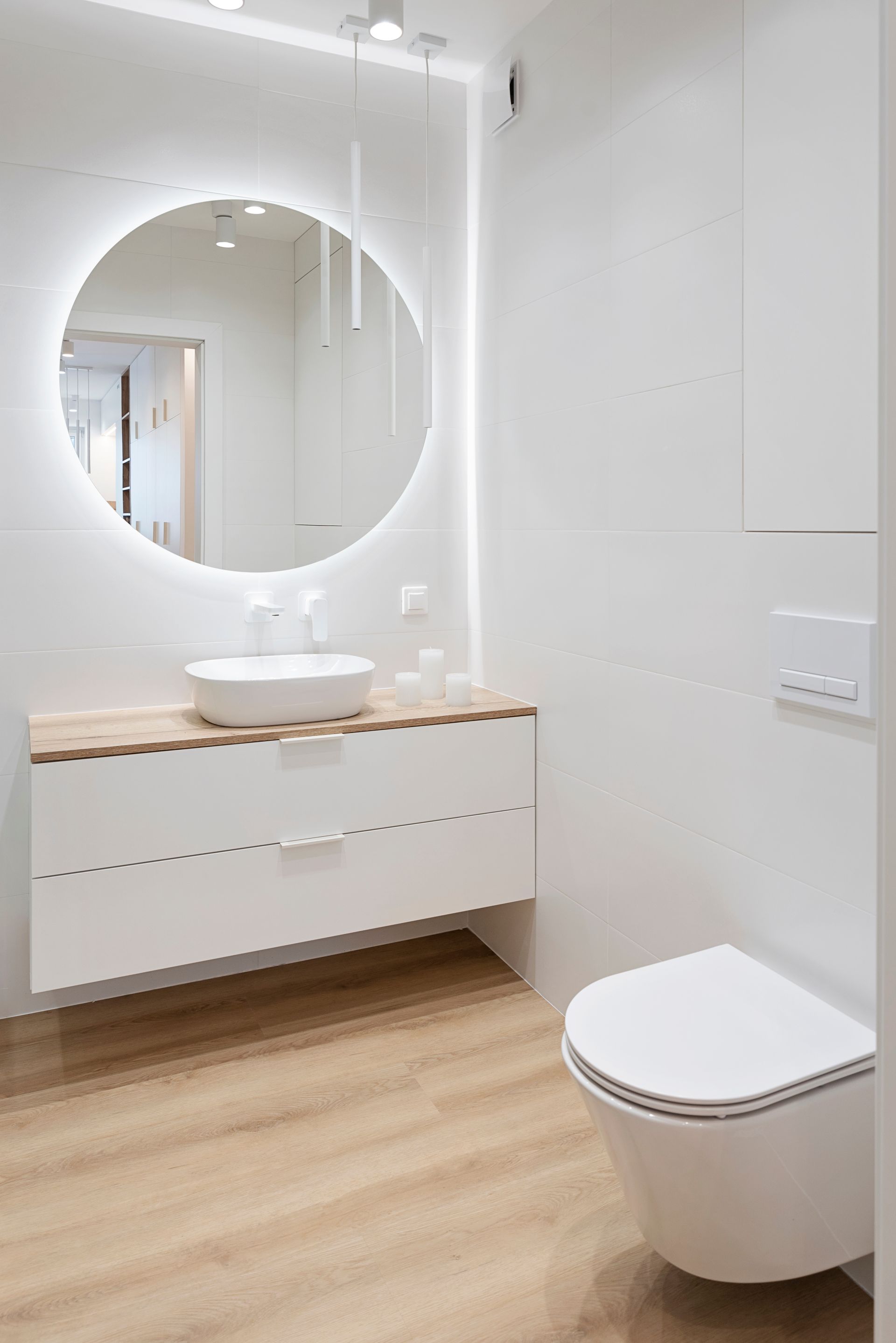 Salle de bains luxueuse avec miroir rond à LED