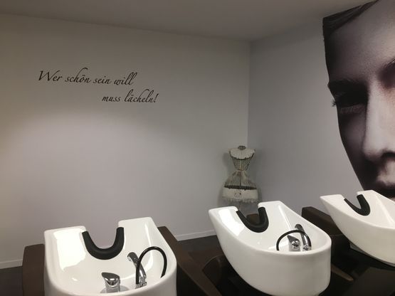 Zwei Waschbecken im Salon vom Coiffeur Bischof