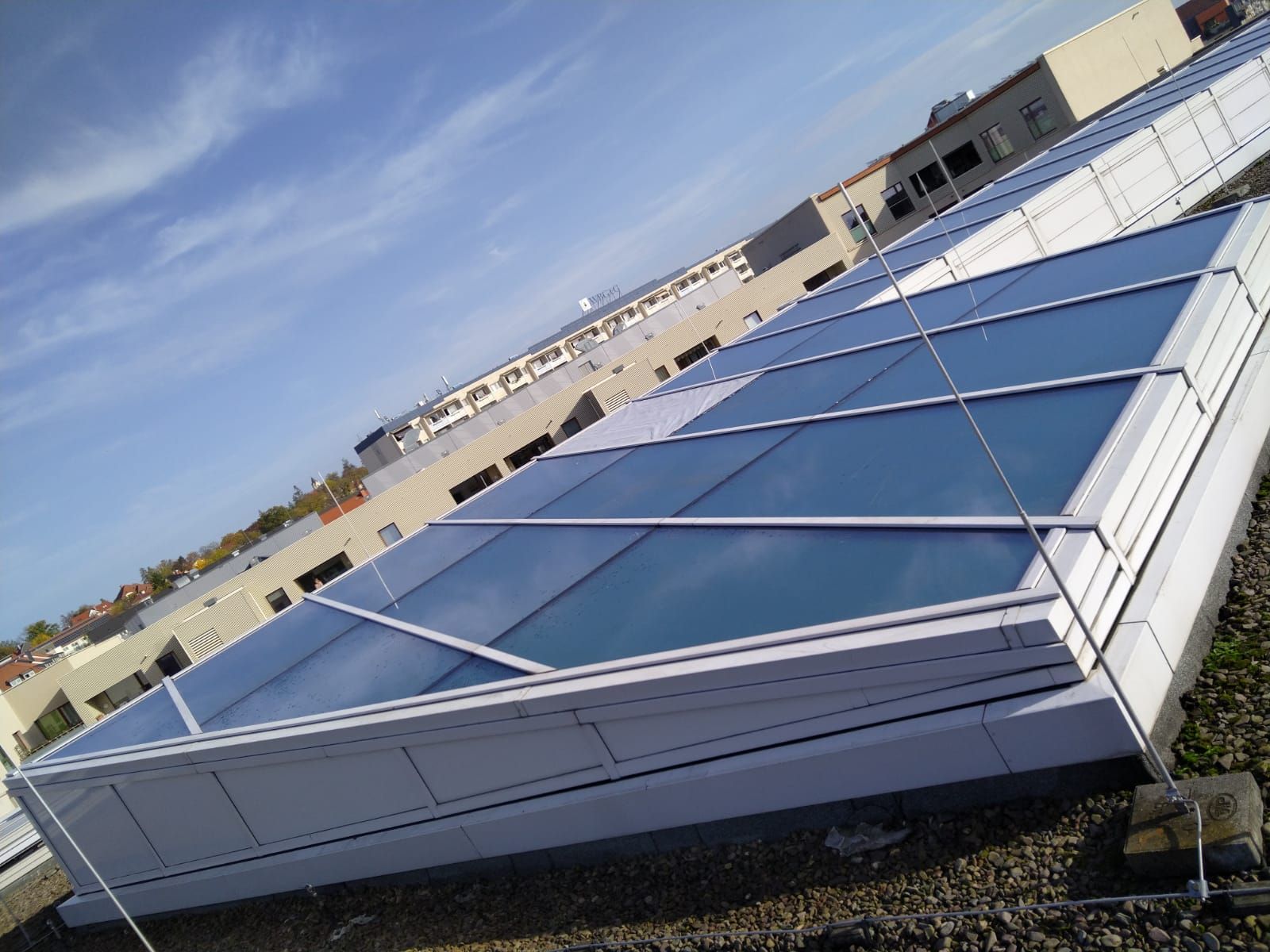 Das Dach eines Gebäudes mit einem blauen Himmel im Hintergrund