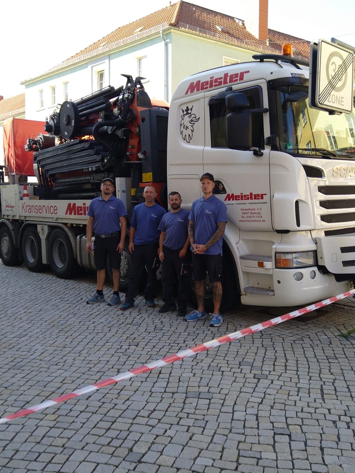 Eine Gruppe Männer steht vor einem Meister-Truck.