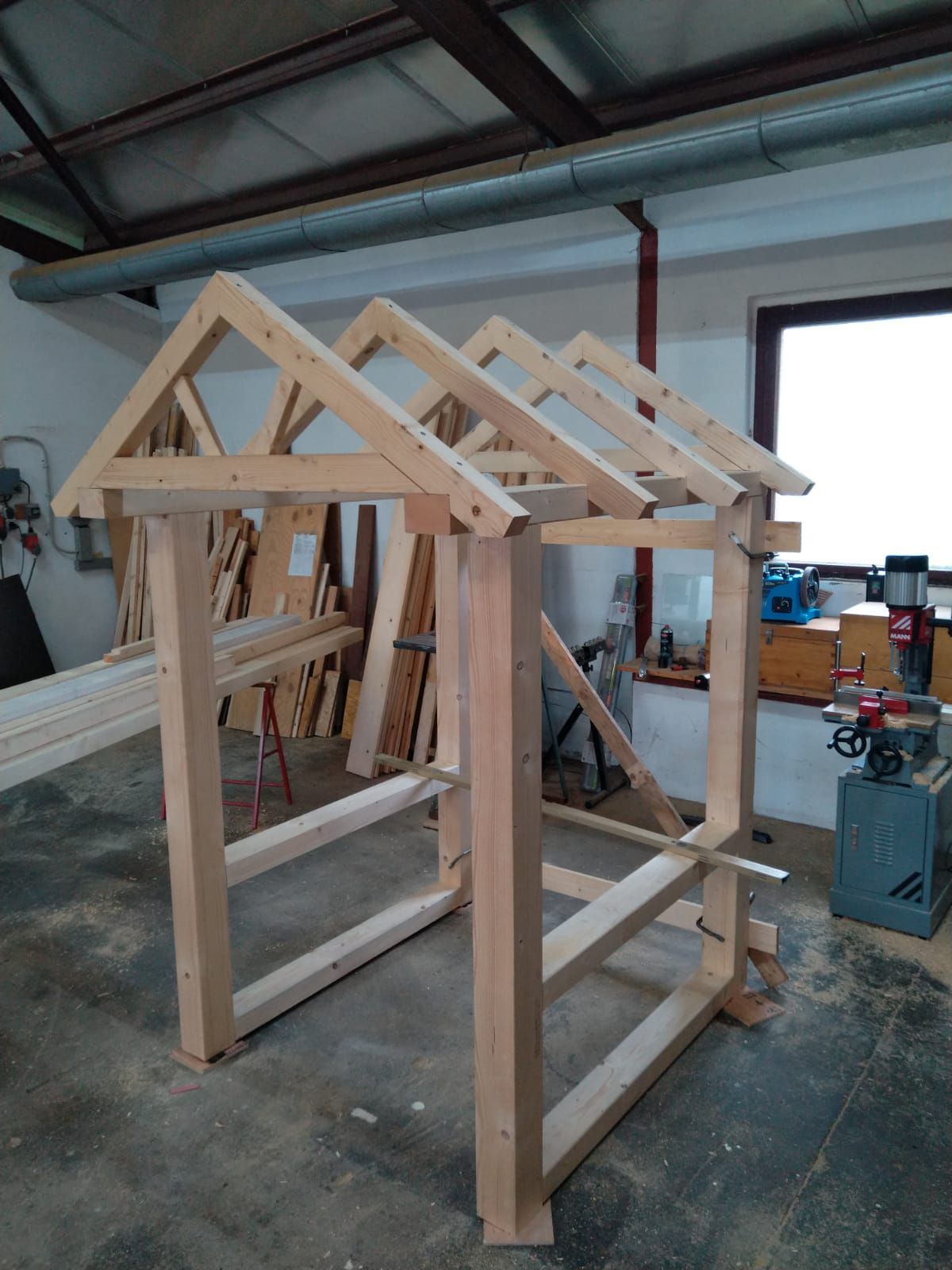 In einer Werkstatt wird eine Holzkonstruktion gebaut