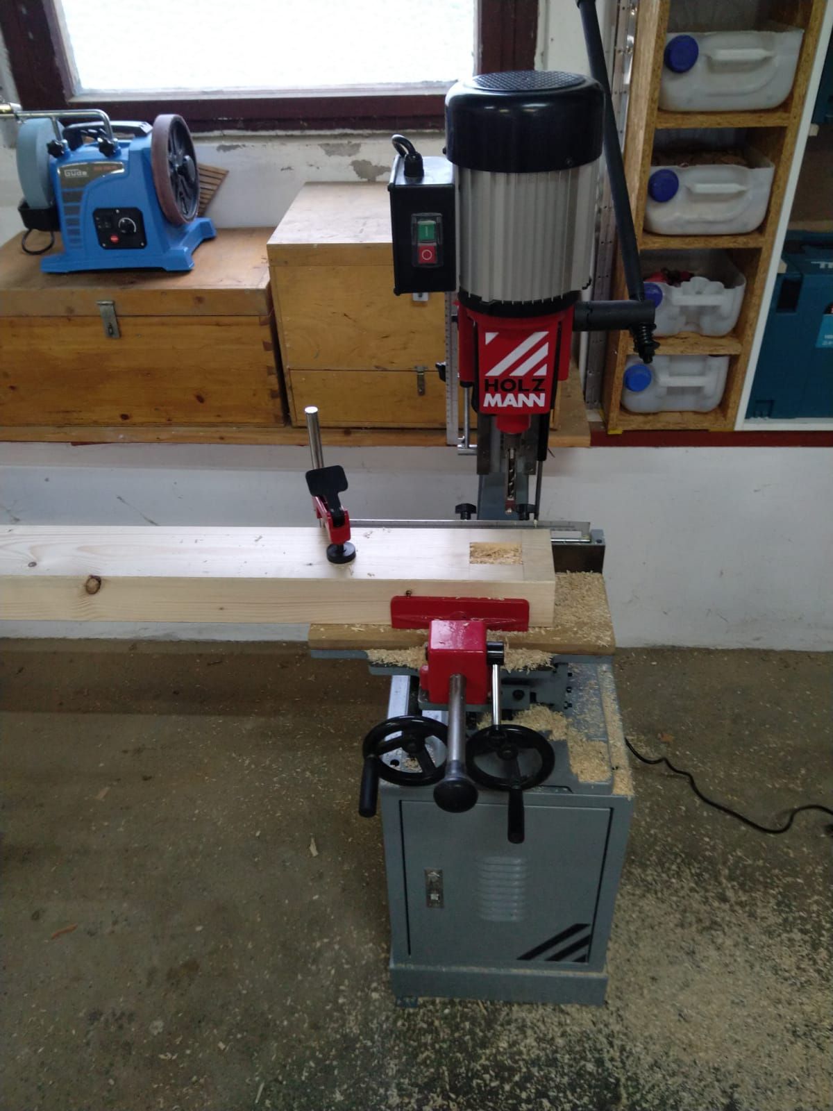 Eine Maschine, auf der das Wort „machin“ steht