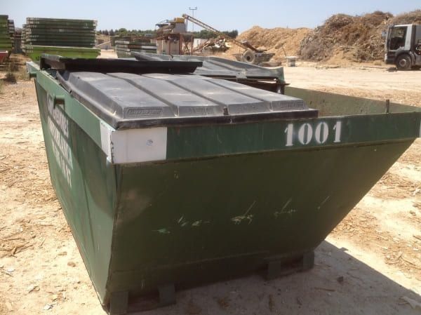 Un contenedor de basura verde con el número 1001.