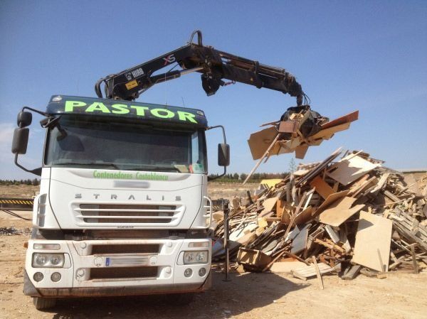 Una camioneta blanca con la palabra pastor en el frente