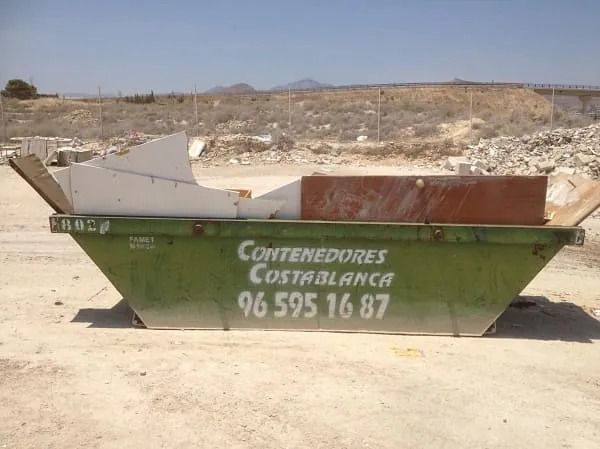 Un contenedor verde que dice Contenedores Costablanca.