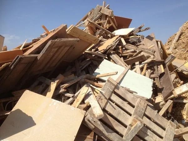 Una pila de madera con un cielo azul al fondo