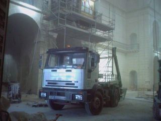 Un camión está estacionado en un edificio en construcción.