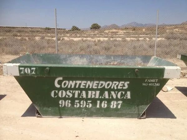 Un contenedor verde que dice Contenedores Costablanca.
