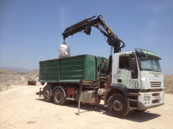 Un camión con una grúa acoplada a la parte trasera.