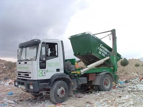 Un camión volquete con la palabra cc en el costado