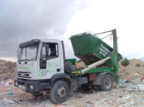 Un camión volquete con la palabra cc en el costado