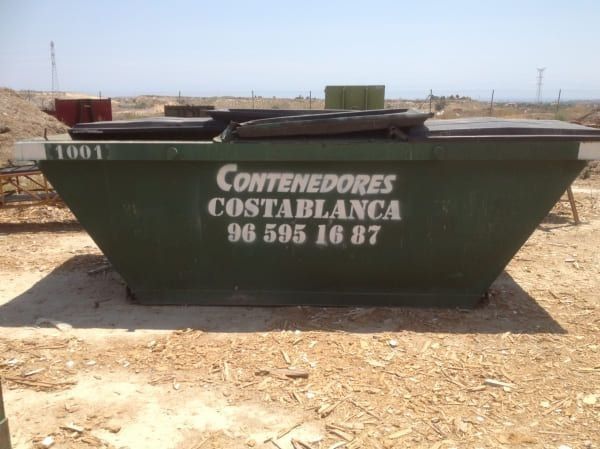 Un contenedor verde que dice Contenedores Costablanca.