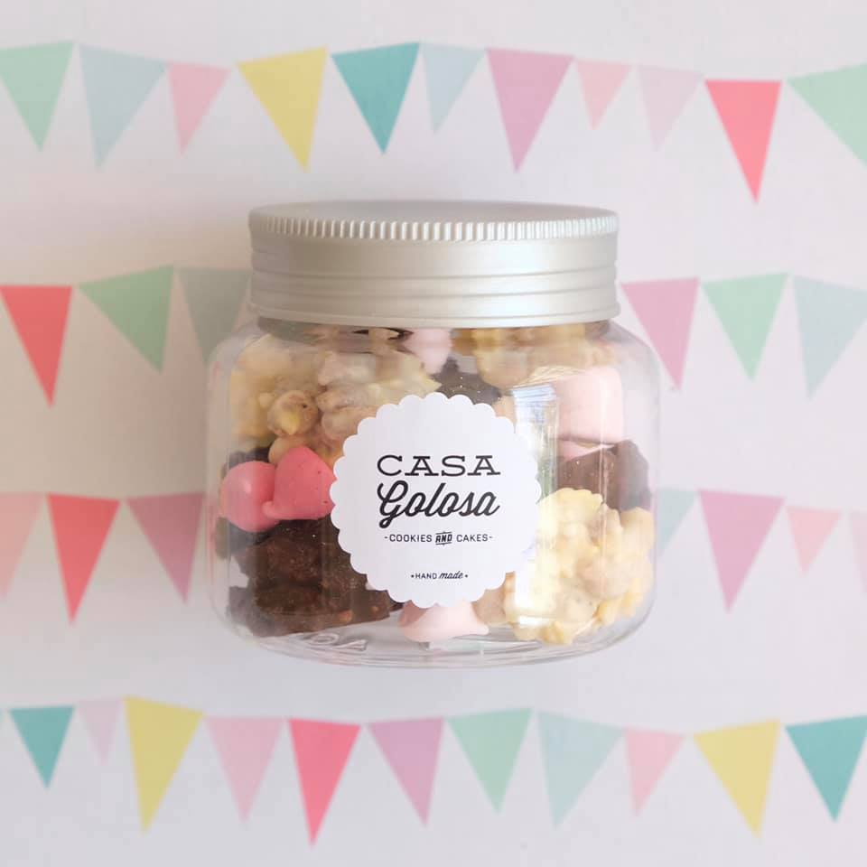 Un frasco de casa golosa reposa sobre una mesa