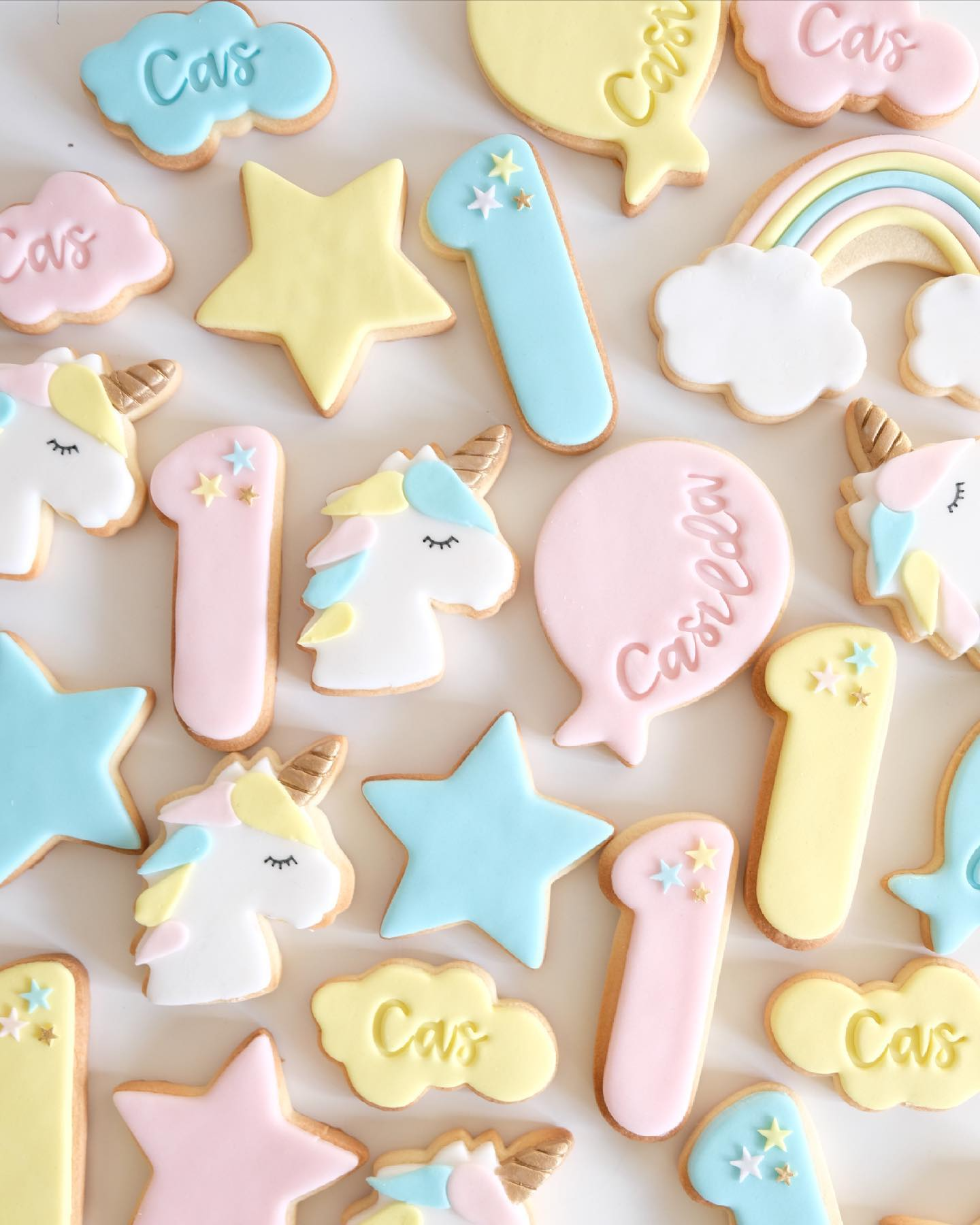 Hay muchos tipos diferentes de galletas en la mesa.