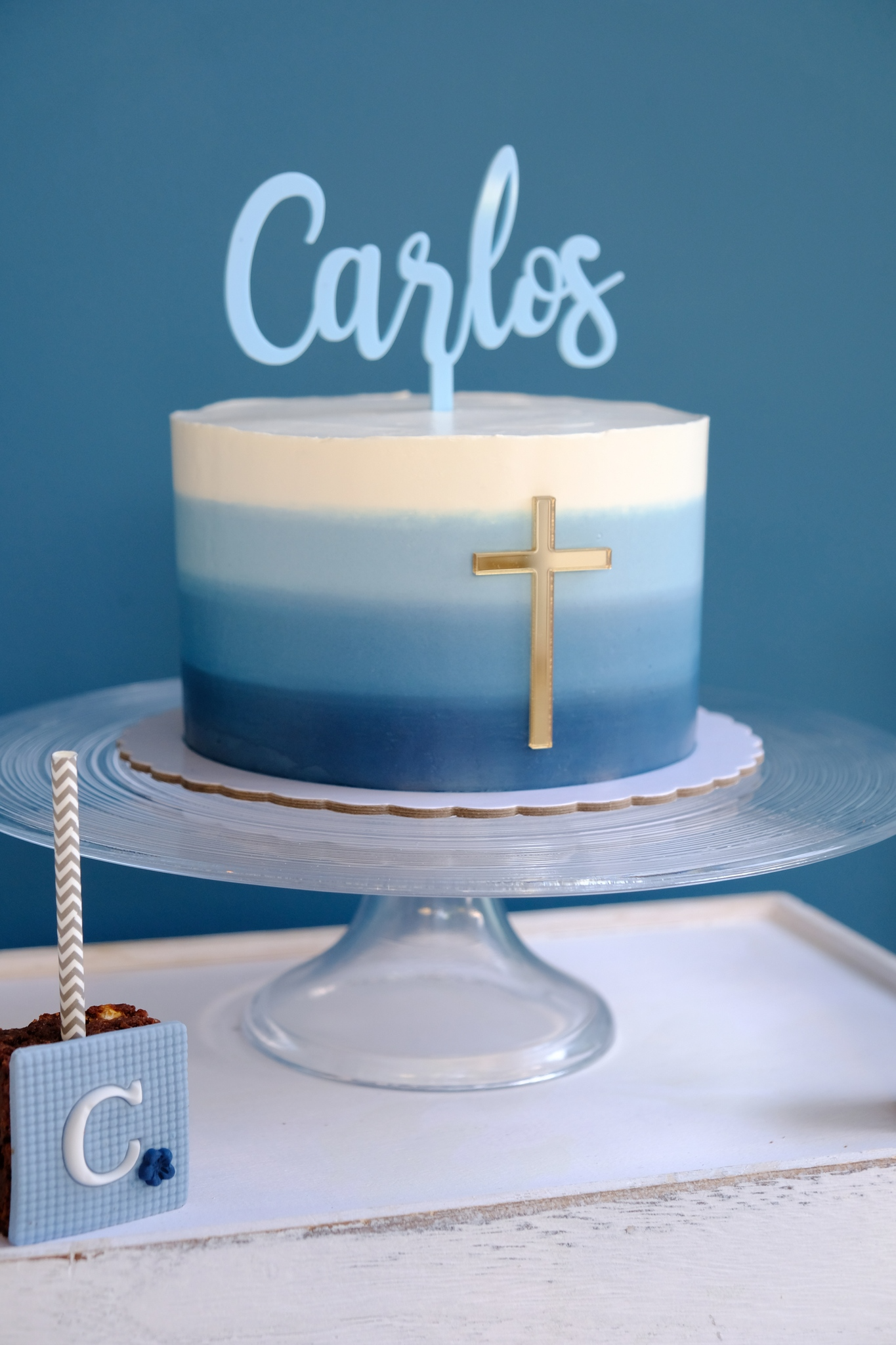 Un pastel con tonos azules y el nombre carlos 