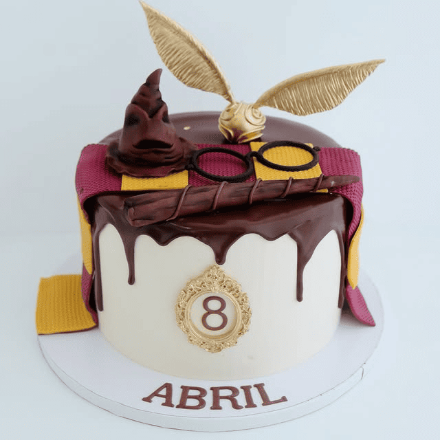 Un pastel con el número 8