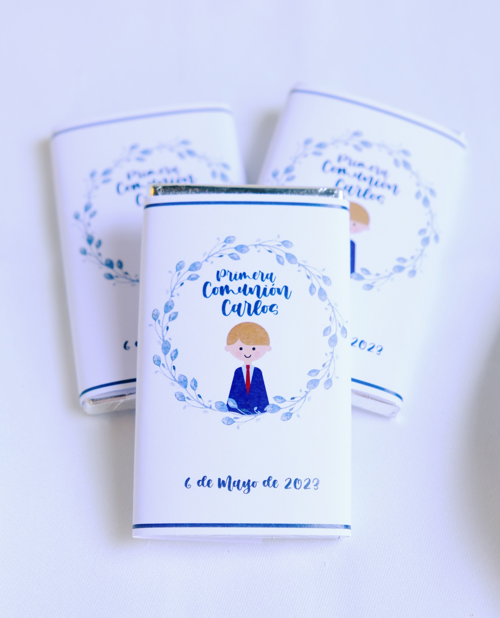 Tres barras de chocolate con la imagen de un niño en ellas