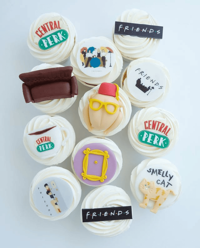 Un montón de cupcakes con Central Perk en ellos