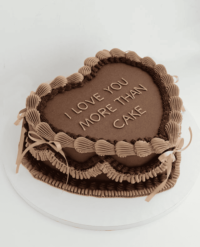 Un pastel de chocolate en forma de corazón que dice 