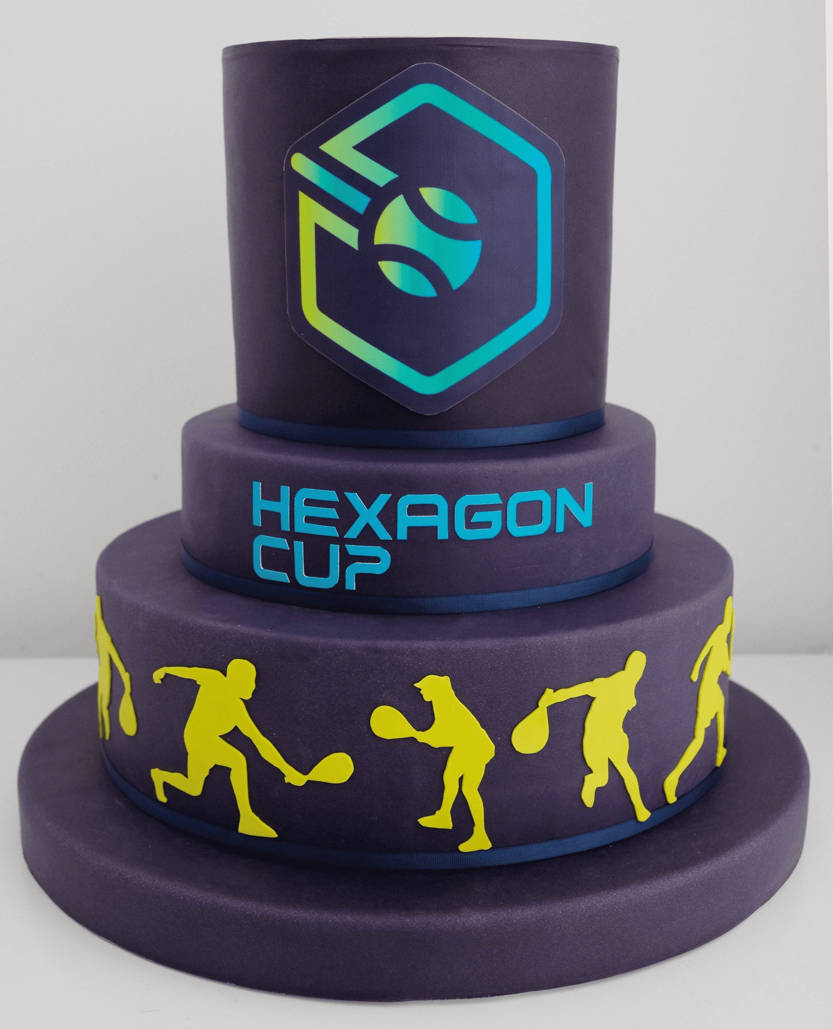 Un pastel morado oscuro con figuras de jugadores que dice Hexagon Cup