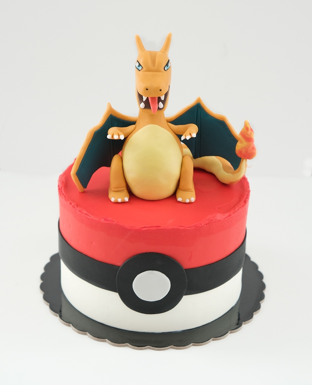 Un pastel con un dragón encima.