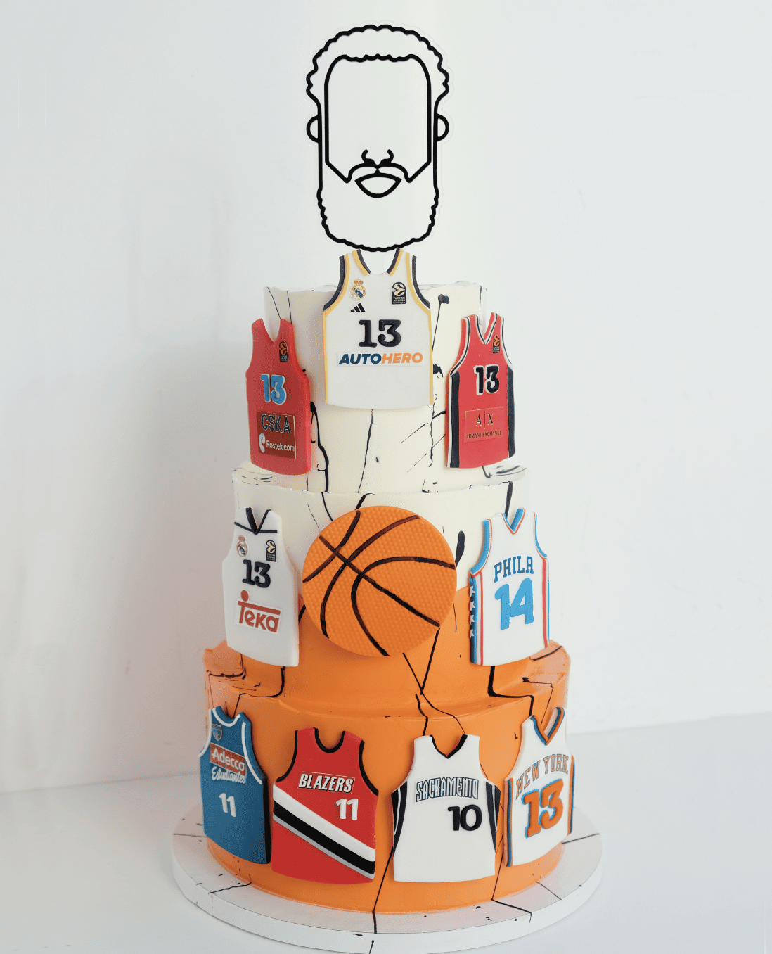Un pastel con camisetas de baloncesto y un hombre con barba encima.