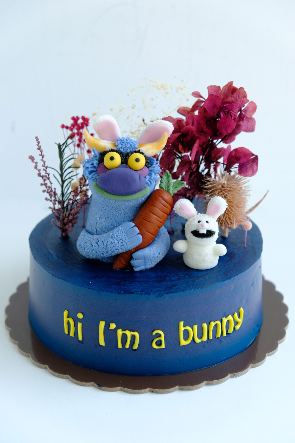 Un pastel azul que dice Hola, soy un conejito.