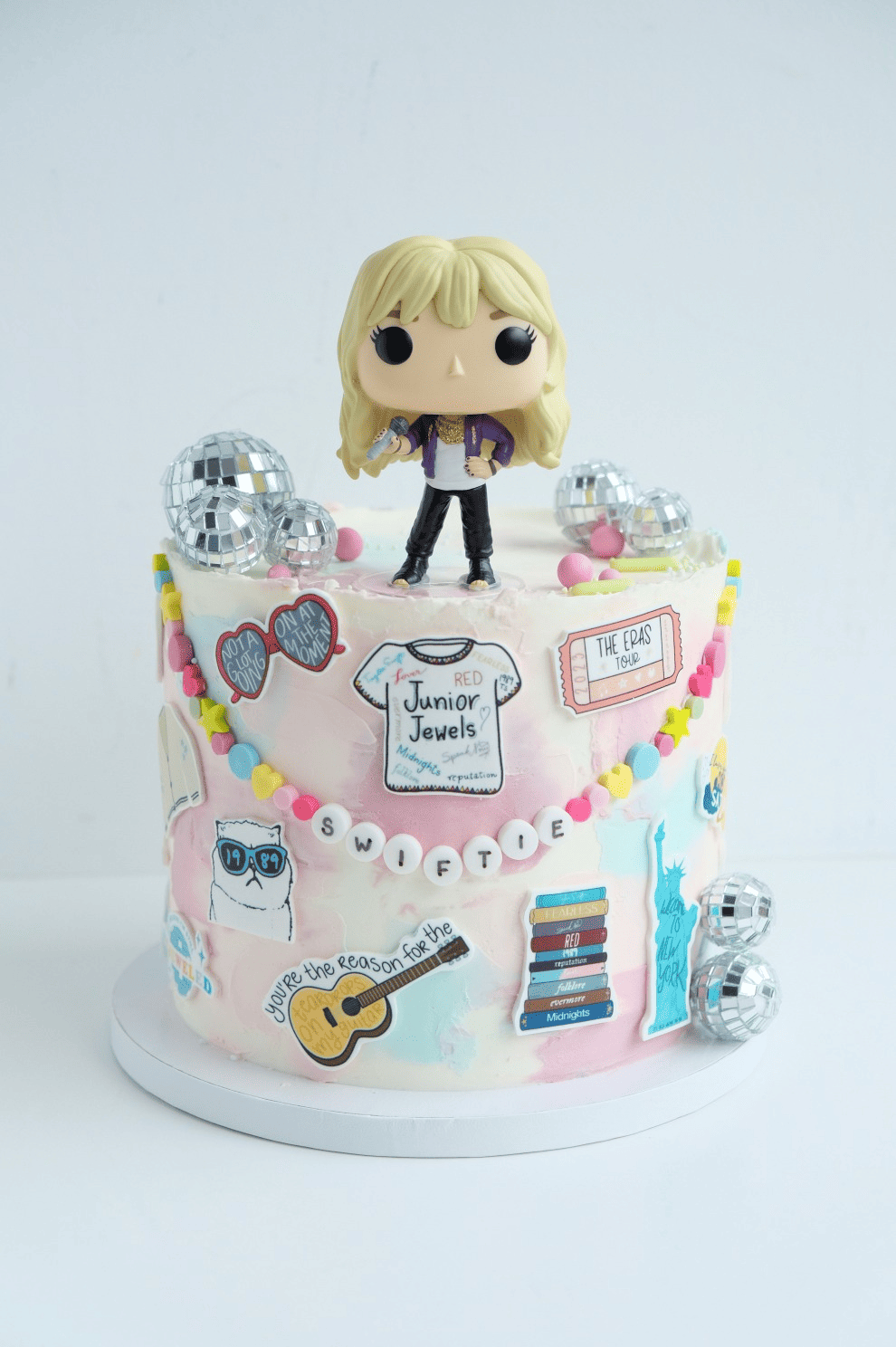 Un pastel con una figura pop encima.