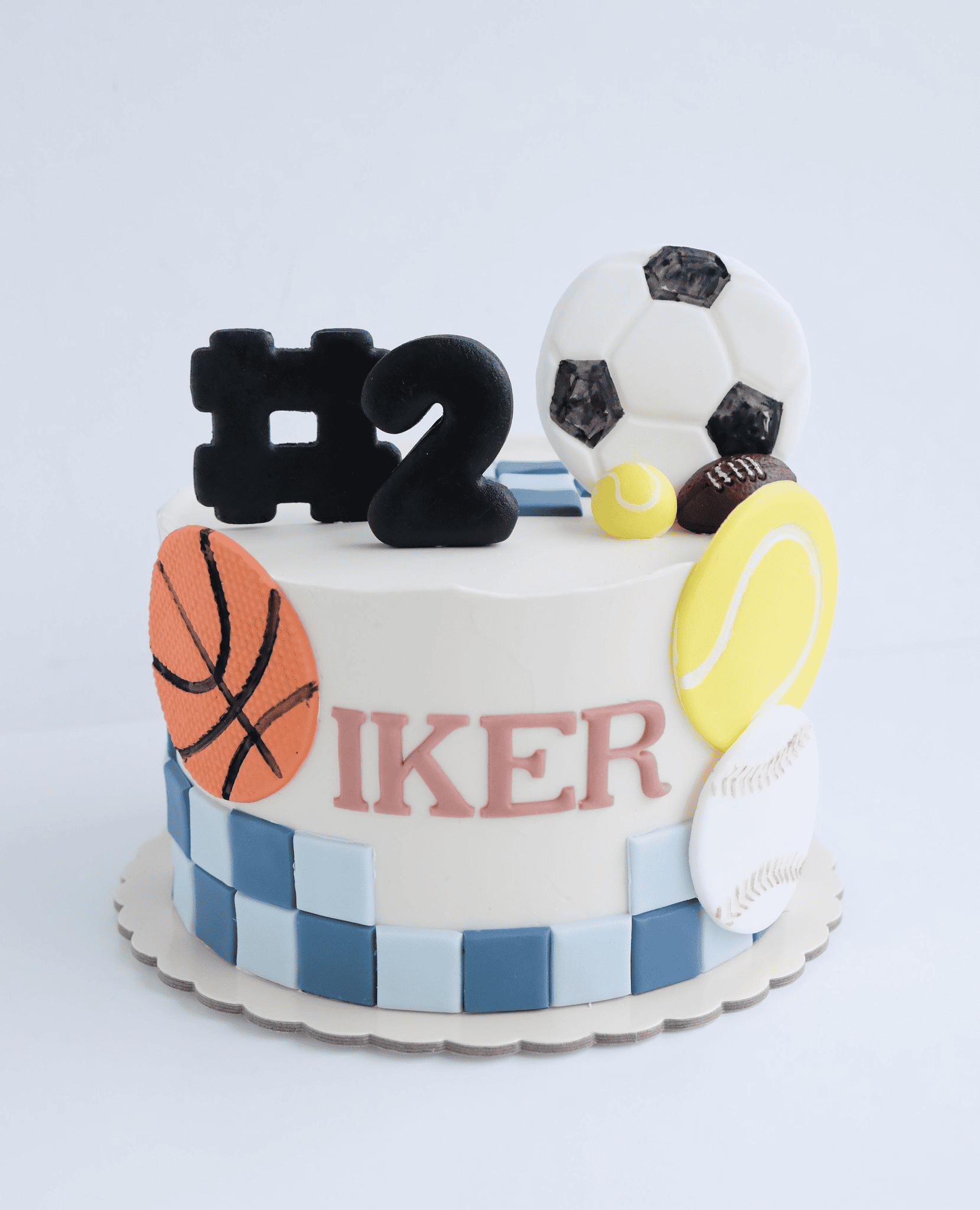 Un pastel con el nombre iker.