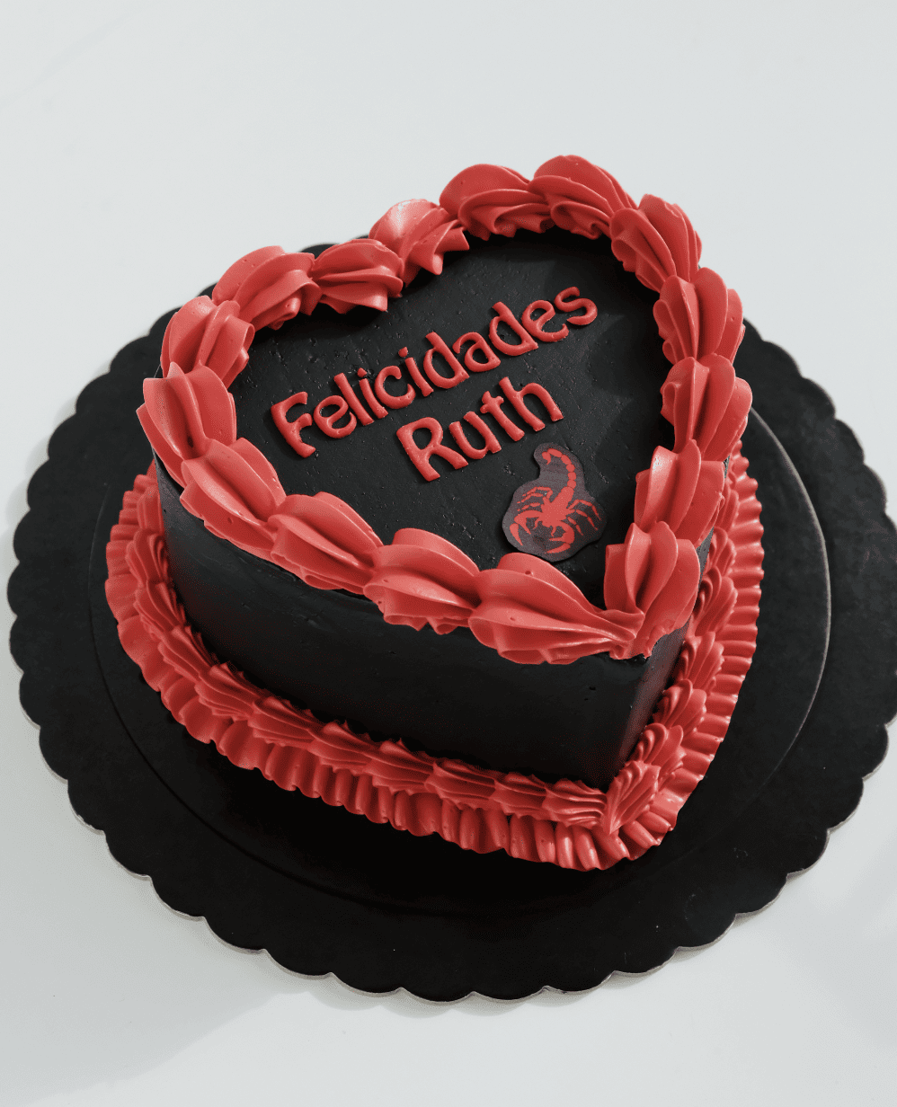 Un pastel en forma de corazón con el nombre Ruth.