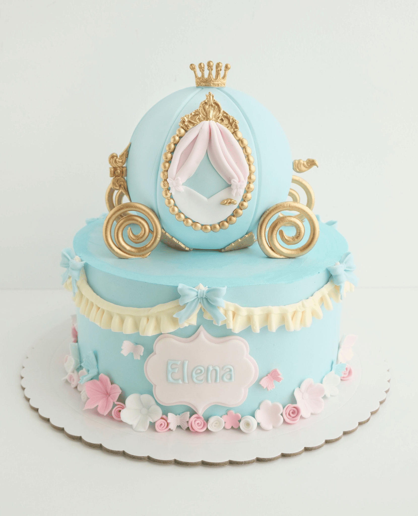 Un pastel azul con un carruaje encima.