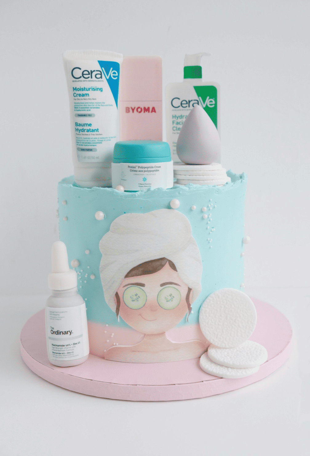 Un pastel con la imagen de una mujer con una toalla en la cabeza.