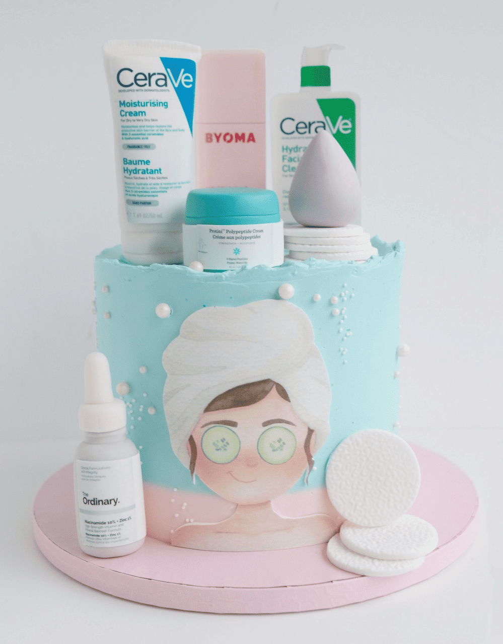 Pastel decorado con productos de cuidado facial de cerave