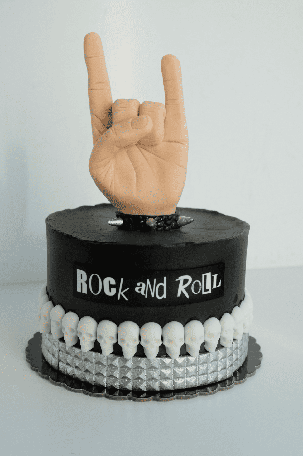 Un pastel de rock and roll con una mano encima.