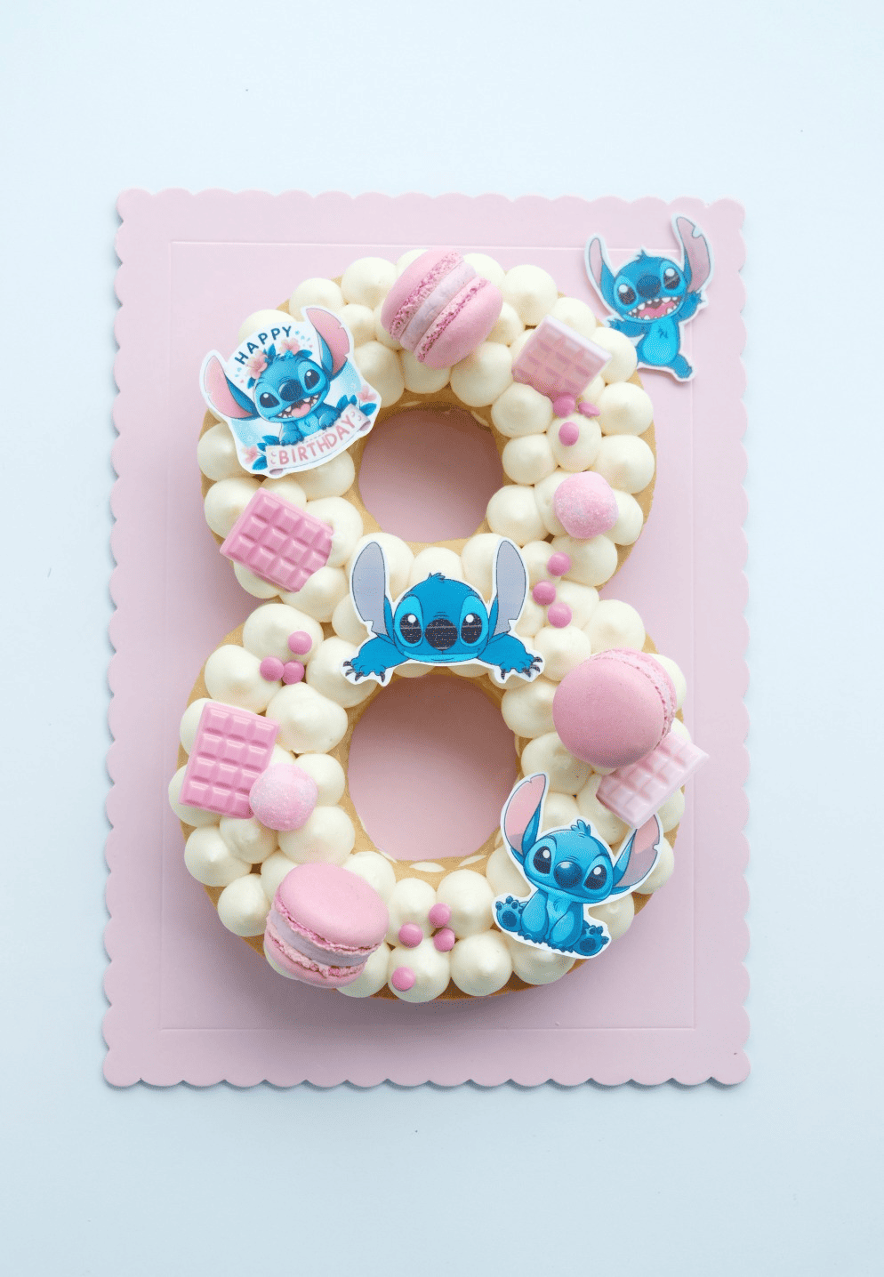 Un pastel en forma del número ocho con una puntada en él.