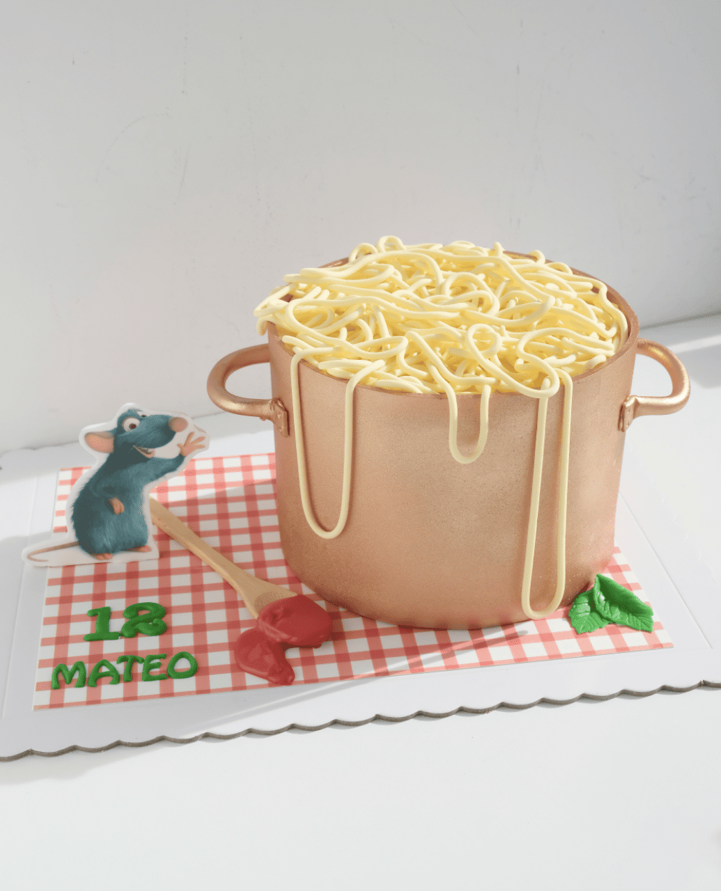 Un pastel que parece una olla de espaguetis