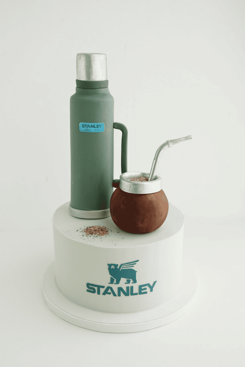 Una torta con un termo y un mate encima.