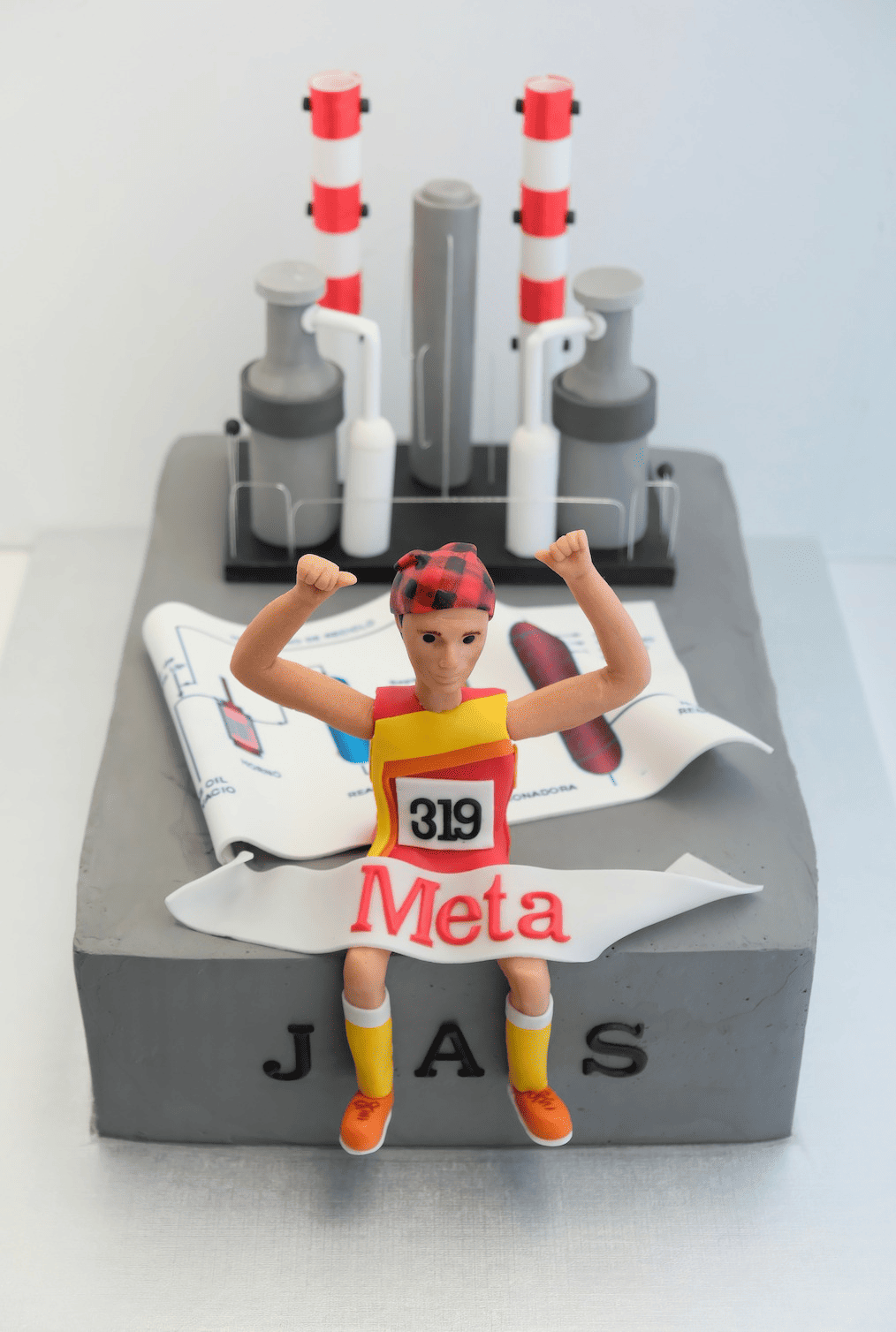 Un pastel con una figura de un corredor y la palabra meta en él.