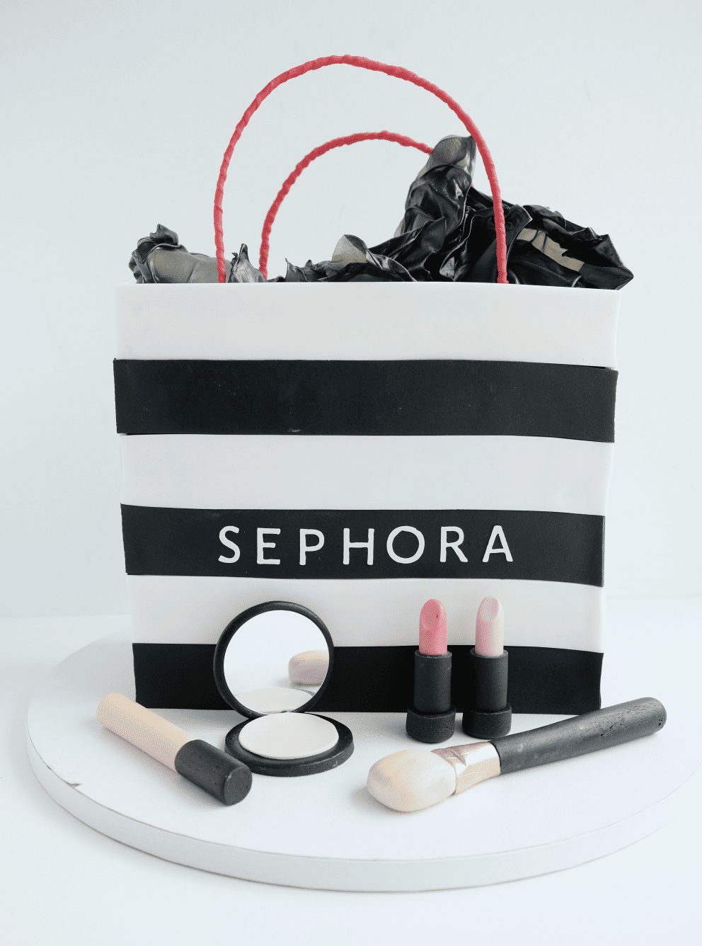 Un pastel de una bolsa de nombre sephora con maquillaje