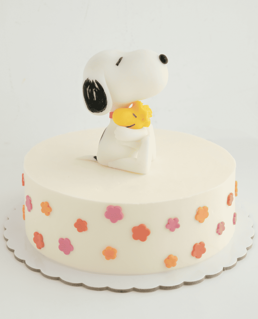 Un pastel con Snoopy encima.