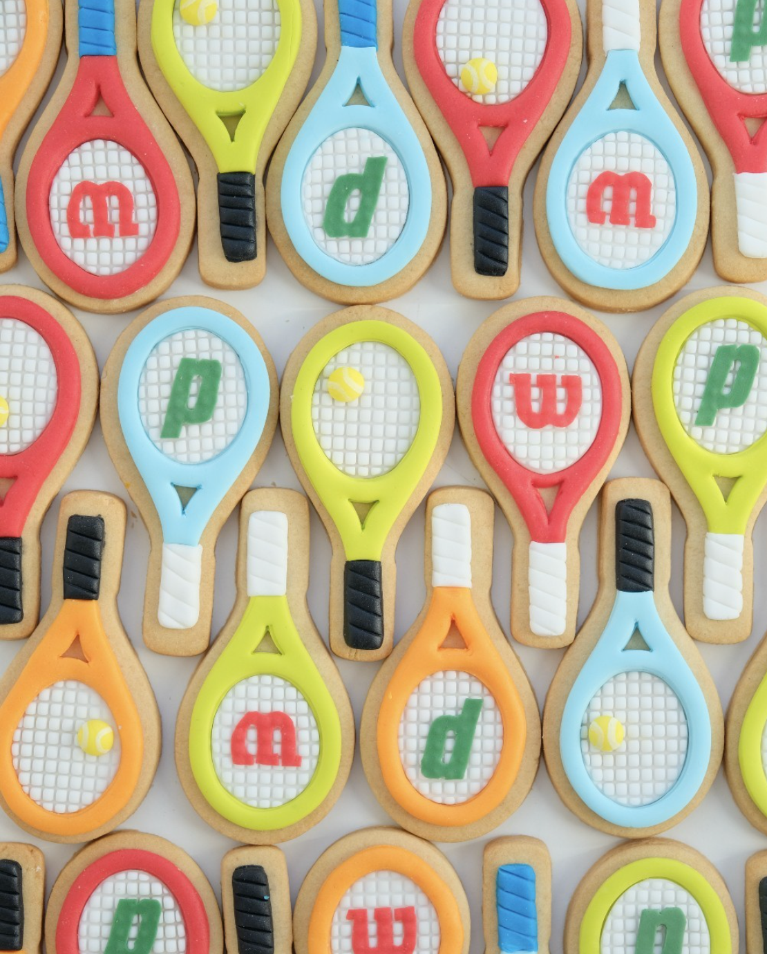Un montón de raquetas de tenis con la letra p en ellas