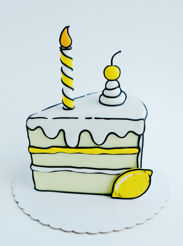 Un dibujo de un pastel de cumpleaños con dos velas y un limón.