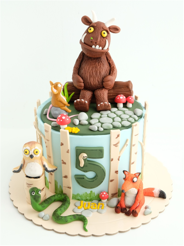 Un pastel de cumpleaños con un grufalo, un búho, una serpiente y un zorro.