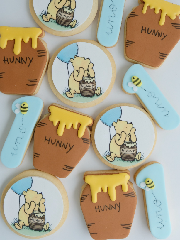 Un montón de galletas con la palabra cariño en ellas