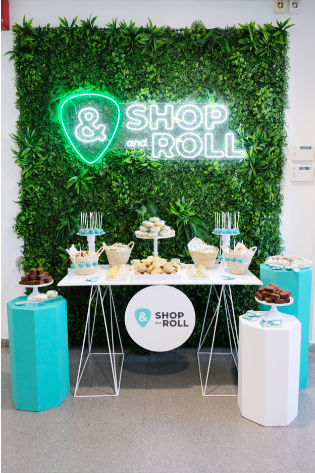 Una mesa llena de dulces, con la palabra Shop and Roll
