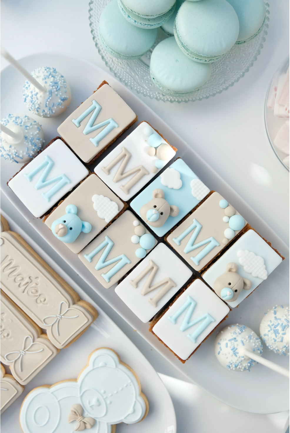 Una bandeja de galletas con la letra m en ellas