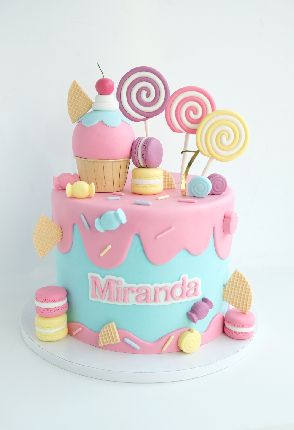 Un pastel rosa y azul con el nombre Miranda.