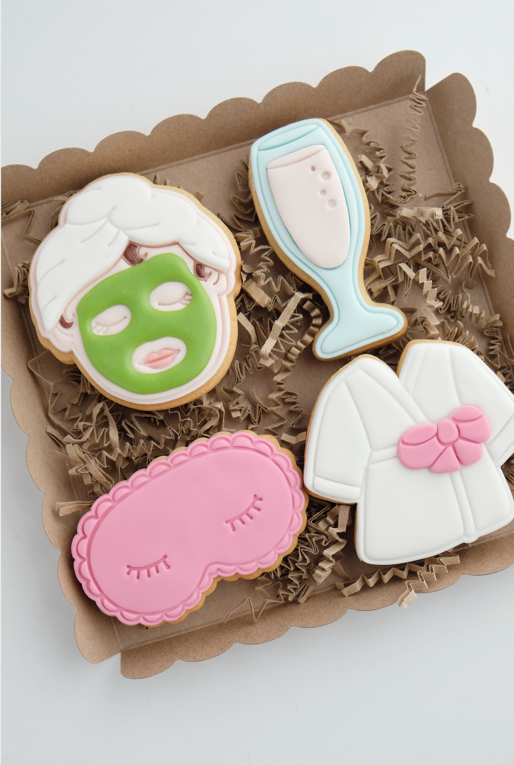 Una caja llena de una variedad de galletas decoradas.