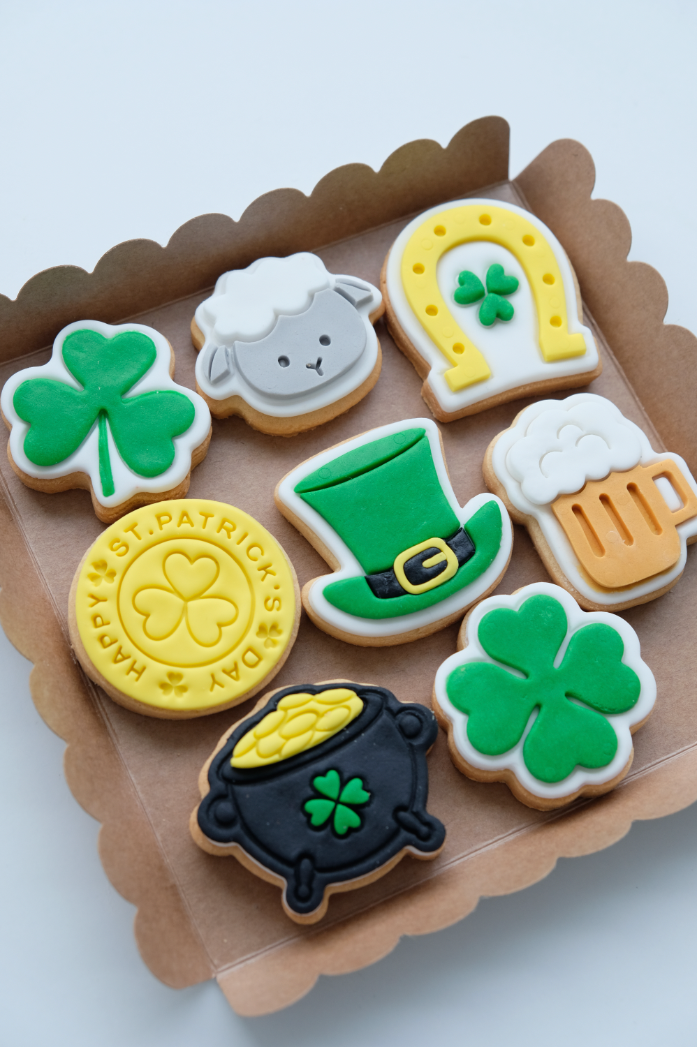 Una caja de galletas del día de San Patricio con una olla de oro.